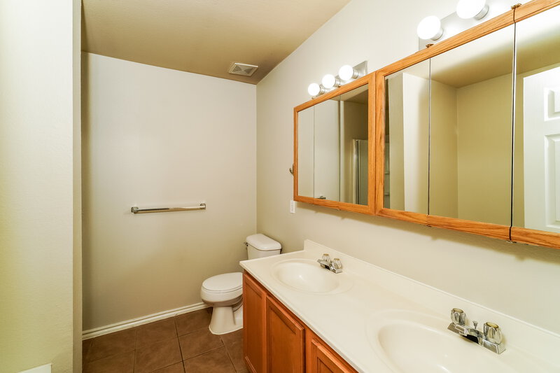 1,805/Mo, 229 Weber River Trl Fort Worth, TX 76140 Main Bathroom View