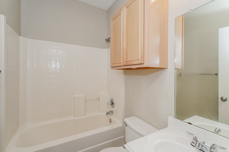 1,885/Mo, 6821 Prairie Hill Rd N Fort Worth, TX 76131 Main Bathroom View