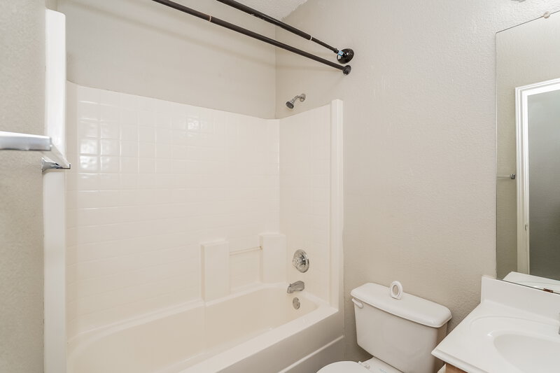 1,885/Mo, 6821 Prairie Hill Rd N Fort Worth, TX 76131 Bathroom View