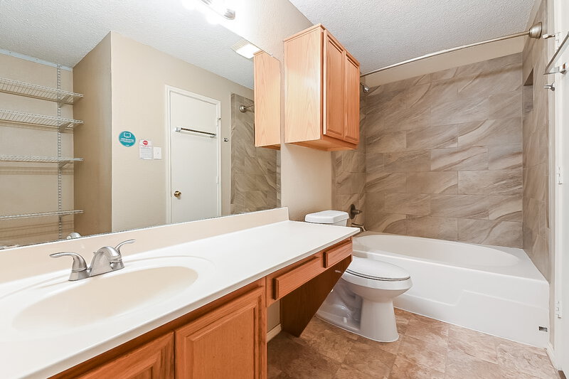 1,870/Mo, 4966 Marina del Rd Fort Worth, TX 76179 Main Bathroom View