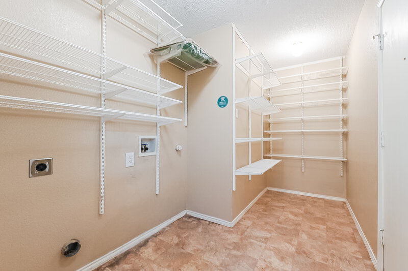 1,870/Mo, 4966 Marina del Rd Fort Worth, TX 76179 Walk In Closet View