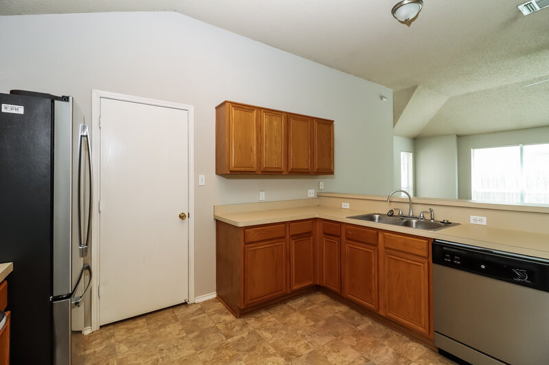 1,805/Mo, 10662 Flamewood Dr Fort Worth, TX 76140 Kitchen View 2