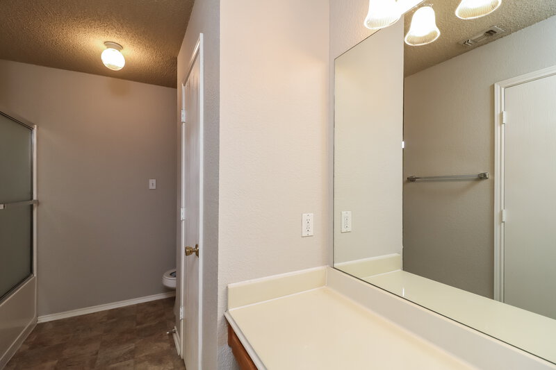 1,805/Mo, 10662 Flamewood Dr Fort Worth, TX 76140 Main Bathroom View