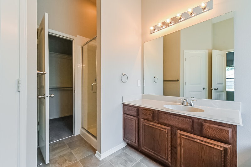 2,755/Mo, 1435 Julie St Seagoville, TX 75159 Main Bathroom View 3
