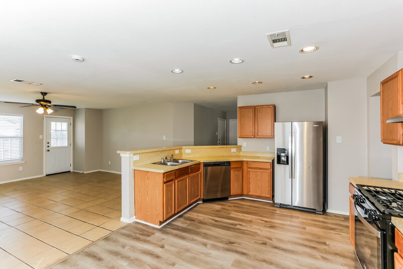 2,705/Mo, 3008 Southern Hills Ln Mesquite, TX 75181 Kitchen View 2
