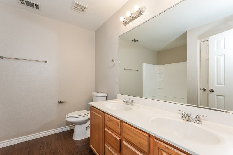 2,540/Mo, 5328 Nueces Ln Grand Prairie, TX 75052 Main Bathroom View