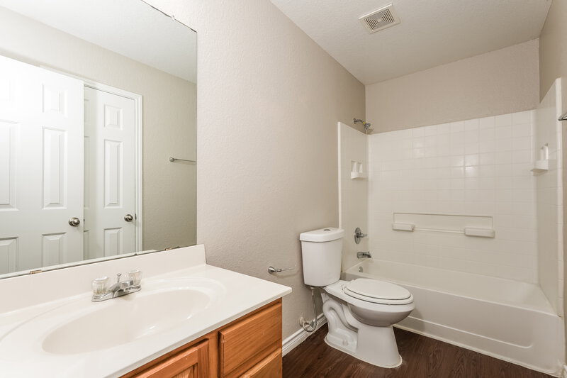 2,540/Mo, 5328 Nueces Ln Grand Prairie, TX 75052 Bathroom View