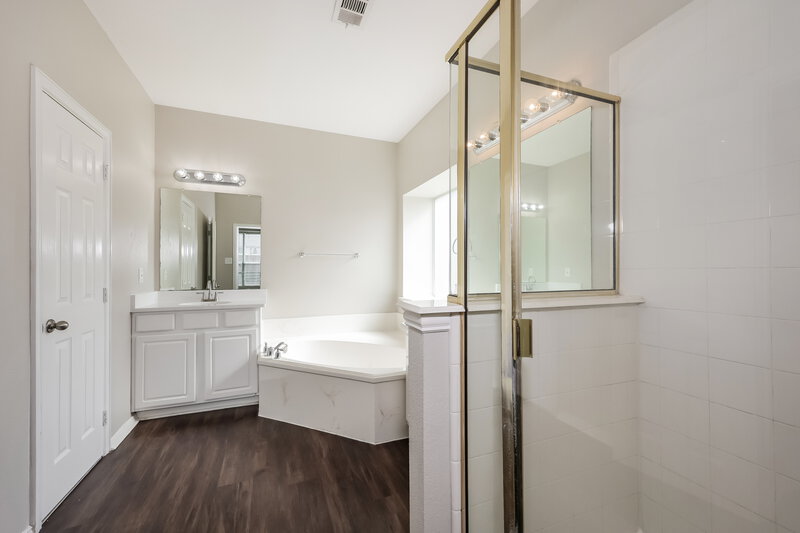 2,790/Mo, 4500 Clear Lake Ln Mesquite, TX 75150 Main Bathroom View