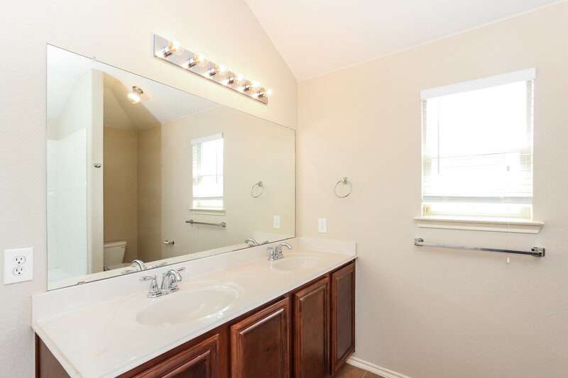 1,990/Mo, 124 Meadow Crest Dr Princeton, TX 75407 Main Bathroom View
