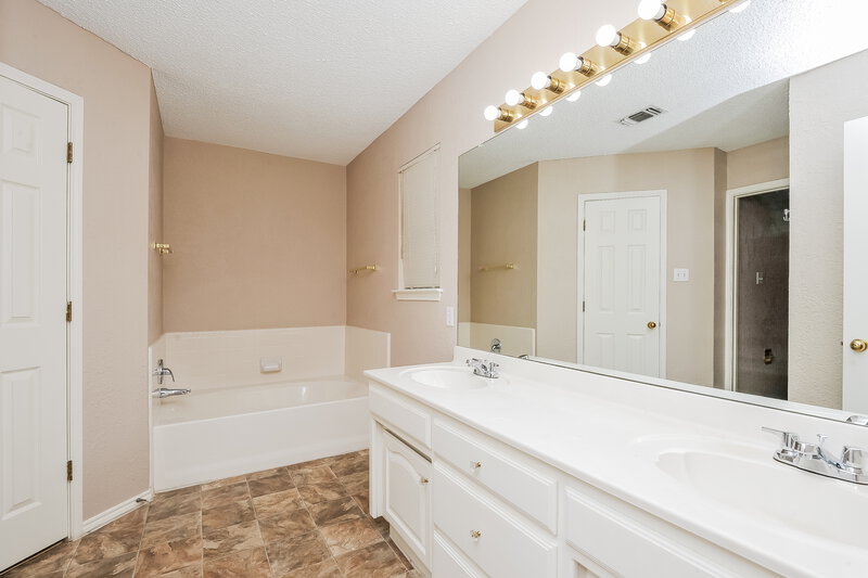1,930/Mo, 7625 Mahonia Dr Fort Worth, TX 76133 Main Bathroom View