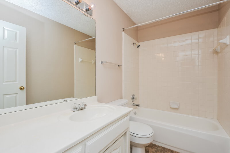 1,930/Mo, 7625 Mahonia Dr Fort Worth, TX 76133 Bathroom View