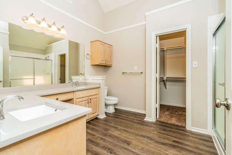 2,860/Mo, 508 Creek Ct Lewisville, TX 75067 Master Bathroom View