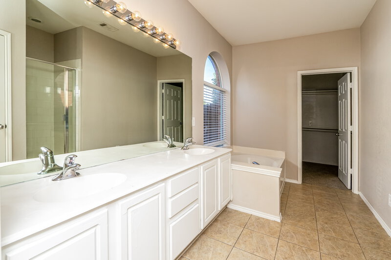 2,705/Mo, 1044 Wagon Trail Dr Little Elm, TX 75068 Main Bathroom View