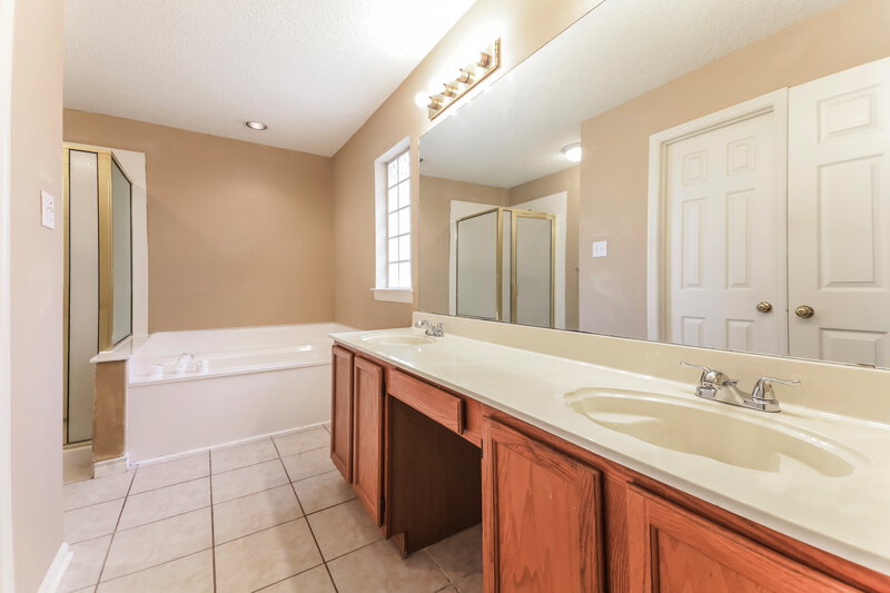2,400/Mo, 2085 Cameo Dr Lewisville, TX 75067 Main Bathroom View