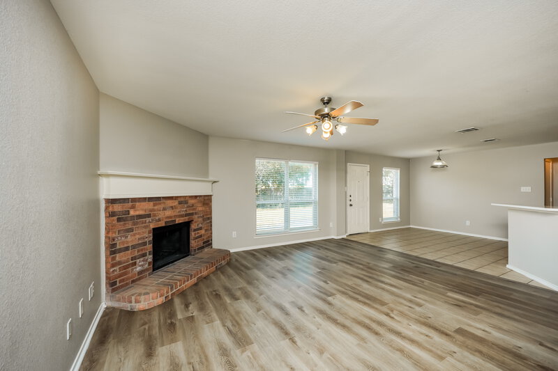 2,570/Mo, 3301 Doris Dr Denton, TX 76207 Living Room View 2