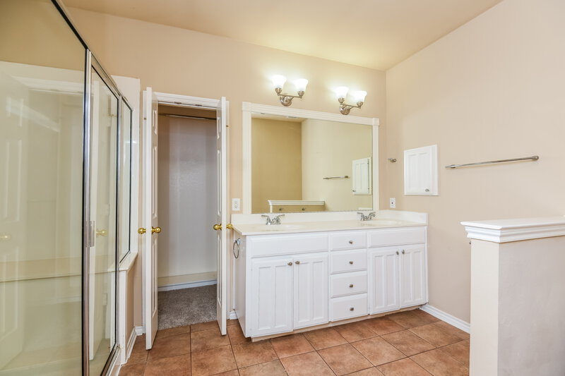2,085/Mo, 2601 Silver Hill Dr Fort Worth, TX 76131 Main Bathroom View