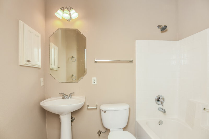 2,085/Mo, 2601 Silver Hill Dr Fort Worth, TX 76131 Bathroom View