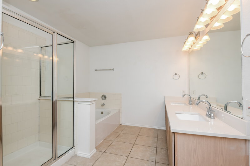 2,335/Mo, 8332 Horse Whisper Ln Fort Worth, TX 76131 Main Bathroom View