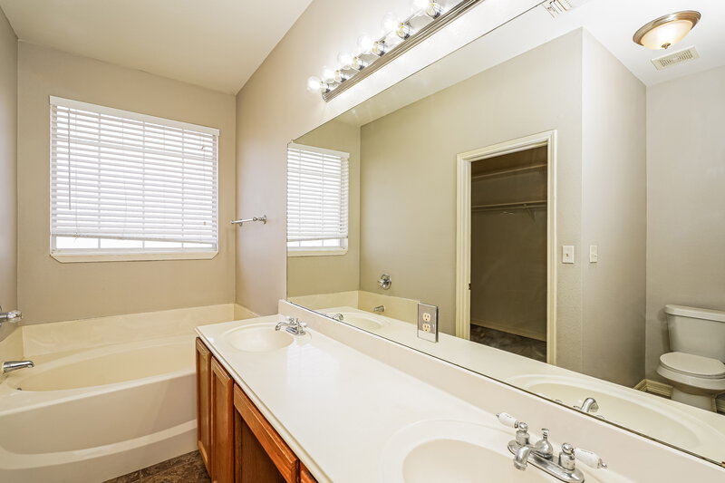 1,900/Mo, 3821 Willowick Cir Denton, TX 76210 Main Bathroom View