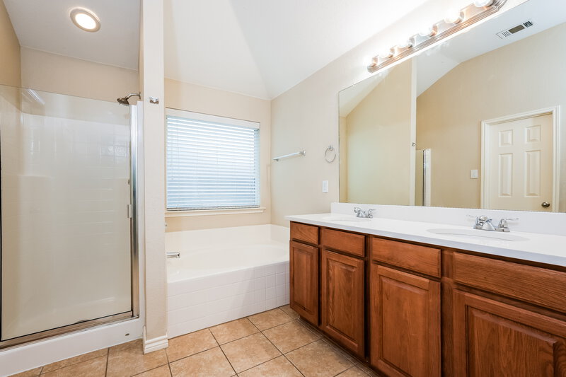 1,970/Mo, 6020 Walleye Dr Fort Worth, TX 76179 Main Bathroom View