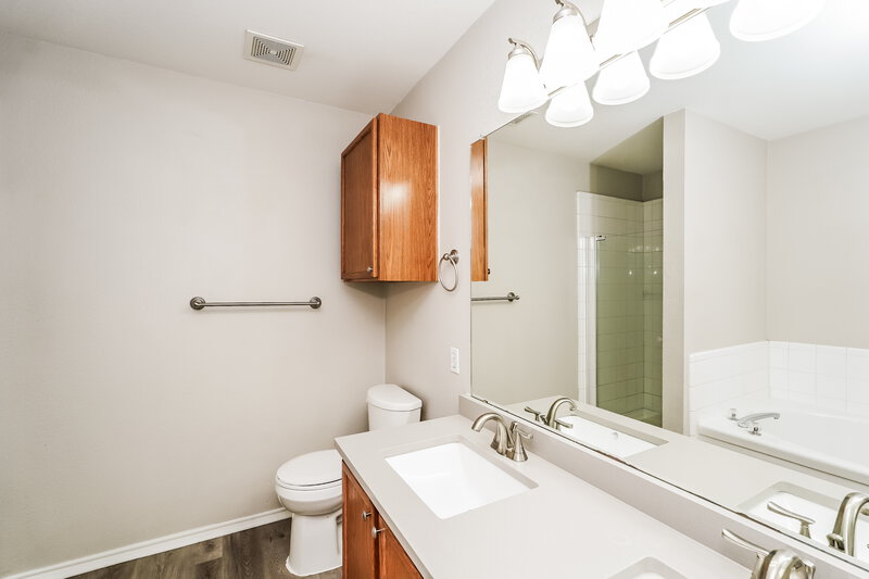 1,965/Mo, 2232 Southway Denton, TX 76207 Main Bathroom View