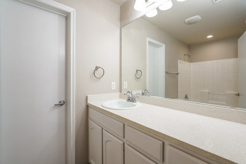 1,630/Mo, 1208 Kielder Cir Fort Worth, TX 76134 Main Bathroom View
