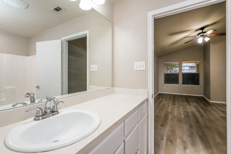 1,630/Mo, 1208 Kielder Cir Fort Worth, TX 76134 Main Bathroom View 2