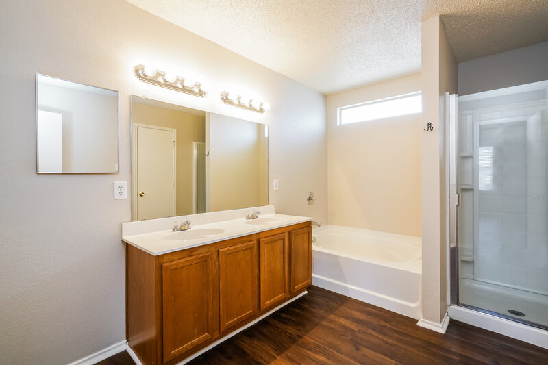 2,505/Mo, 1504 Daisy Ln Burleson, TX 76001 Main Bathroom View
