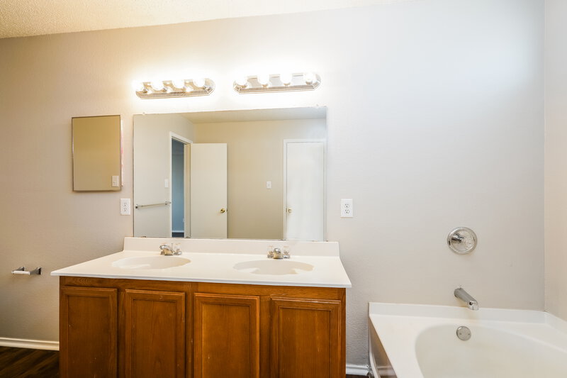 2,505/Mo, 1504 Daisy Ln Burleson, TX 76001 Bathroom View