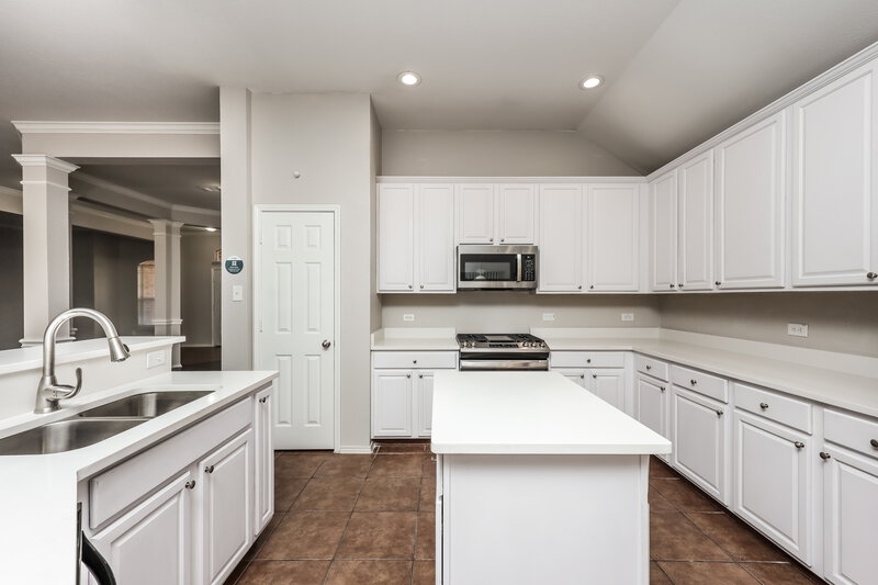 2,740/Mo, 2712 Tea Olive Dr Glenn Heights, TX 75154 Kitchen View 2