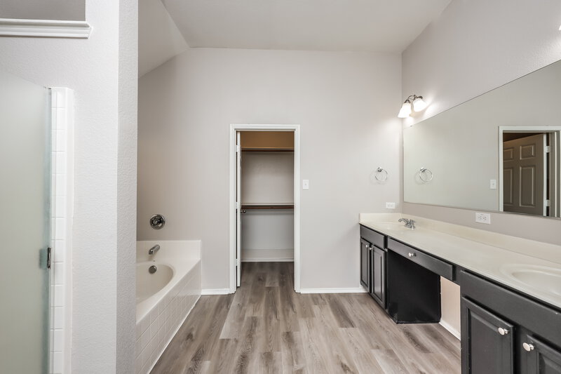 2,740/Mo, 2712 Tea Olive Dr Glenn Heights, TX 75154 Main Bathroom View
