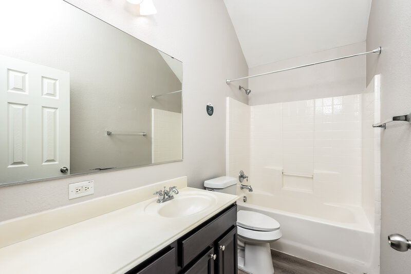 2,740/Mo, 2712 Tea Olive Dr Glenn Heights, TX 75154 Bathroom View