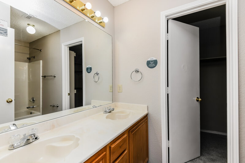 1,990/Mo, 10812 Hornby St Fort Worth, TX 76108 Main Bathroom View