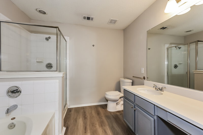 2,185/Mo, 109 Clover Leaf Ln Red Oak, TX 75154 Main Bathroom View