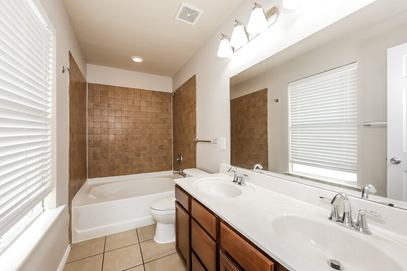 1,725/Mo, 341 Dakota Ridge Dr Fort Worth, TX 76134 Main Bathroom View