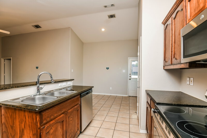 2,010/Mo, 5901 Melanie Dr Fort Worth, TX 76131 Kitchen View
