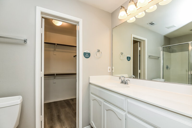 2,010/Mo, 5901 Melanie Dr Fort Worth, TX 76131 Main Bathroom View