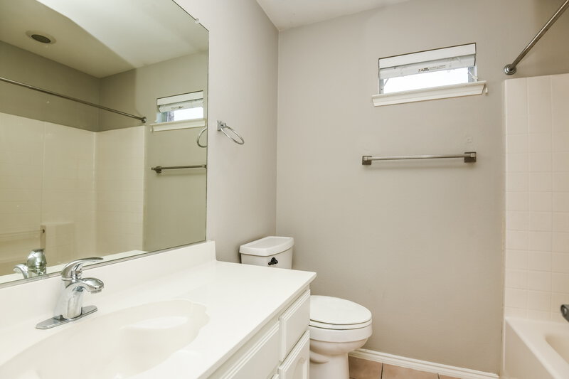 2,010/Mo, 5901 Melanie Dr Fort Worth, TX 76131 Bathroom View 3