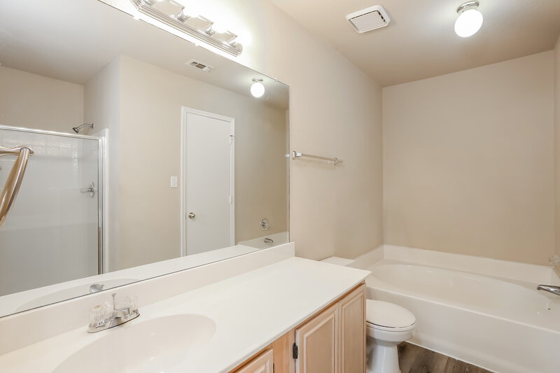 1,685/Mo, 8600 Cove Meadow Ln Fort Worth, TX 76123 Main Bathroom View