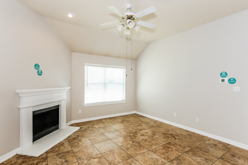 2,025/Mo, 7415 Quail Point Ln Arlington, TX 76002 Living Room View 2