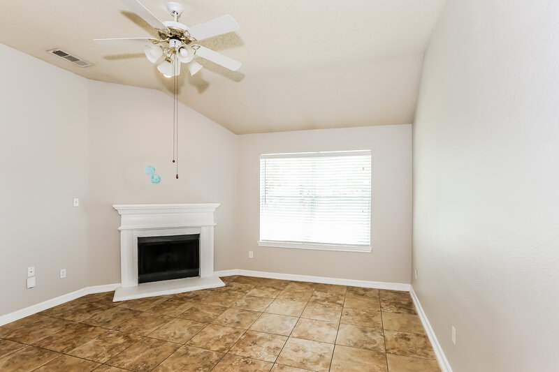 2,025/Mo, 7415 Quail Point Ln Arlington, TX 76002 Living Room View 3