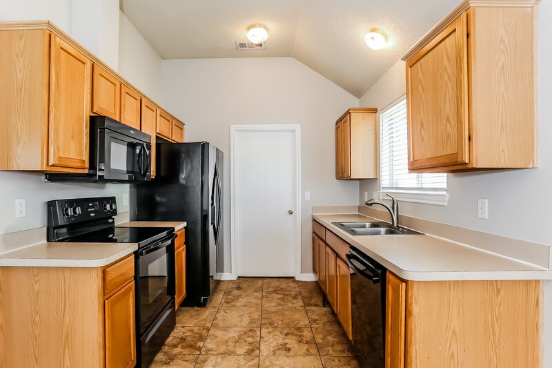 2,025/Mo, 7415 Quail Point Ln Arlington, TX 76002 Kitchen View
