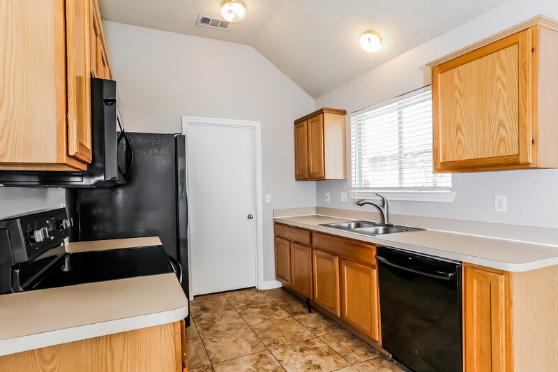 2,025/Mo, 7415 Quail Point Ln Arlington, TX 76002 Kitchen View 2
