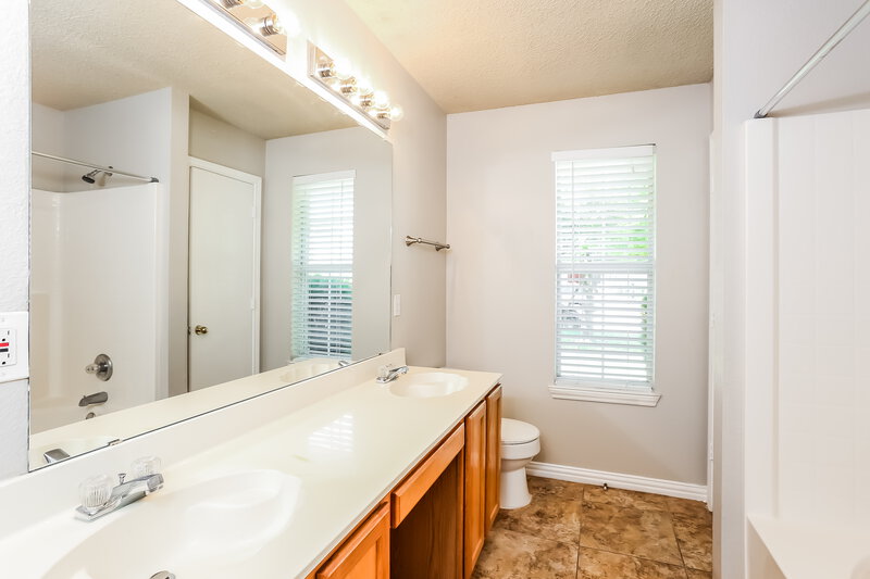 2,025/Mo, 7415 Quail Point Ln Arlington, TX 76002 Main Bathroom View
