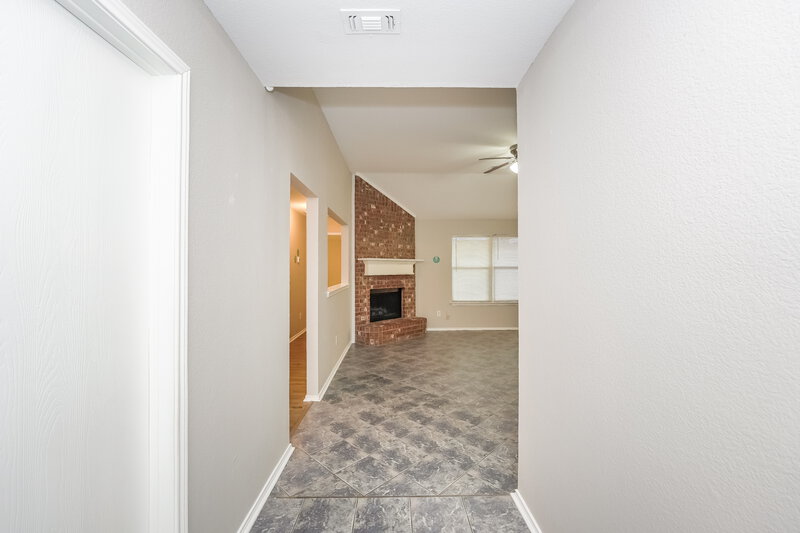 1,850/Mo, 9848 Parkmere Dr Fort Worth, TX 76108 Foyer View