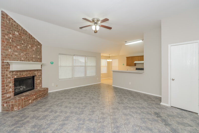 1,850/Mo, 9848 Parkmere Dr Fort Worth, TX 76108 Living Room View 3