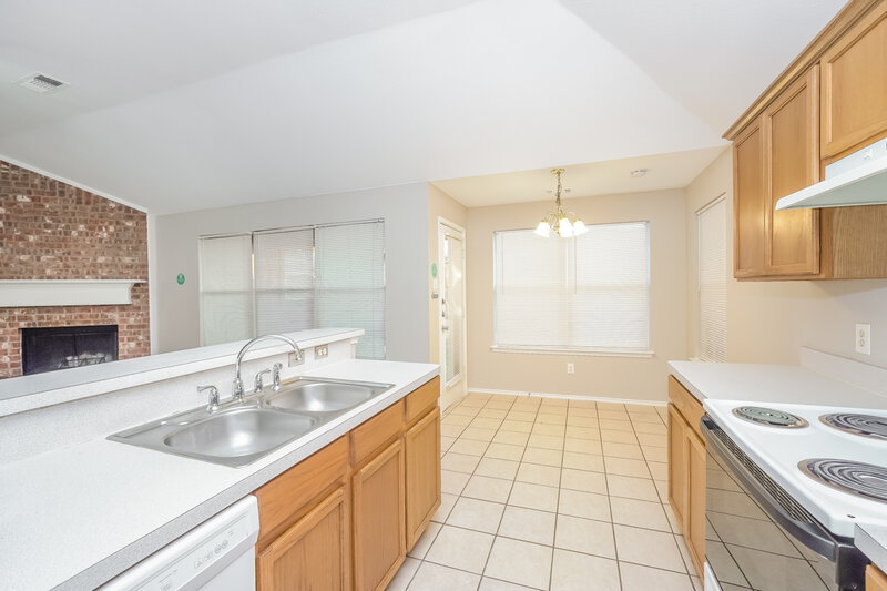 1,850/Mo, 9848 Parkmere Dr Fort Worth, TX 76108 Kitchen View 2