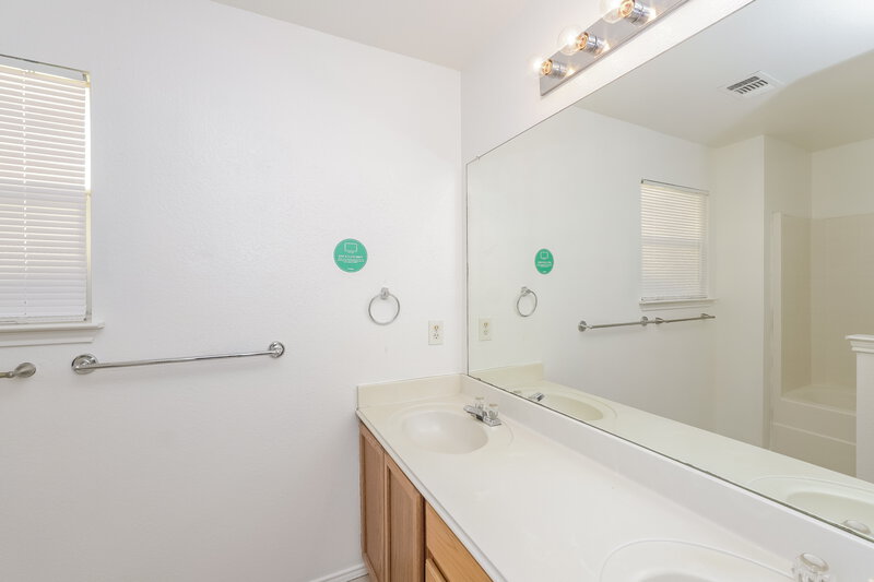 1,850/Mo, 9848 Parkmere Dr Fort Worth, TX 76108 Main Bathroom View