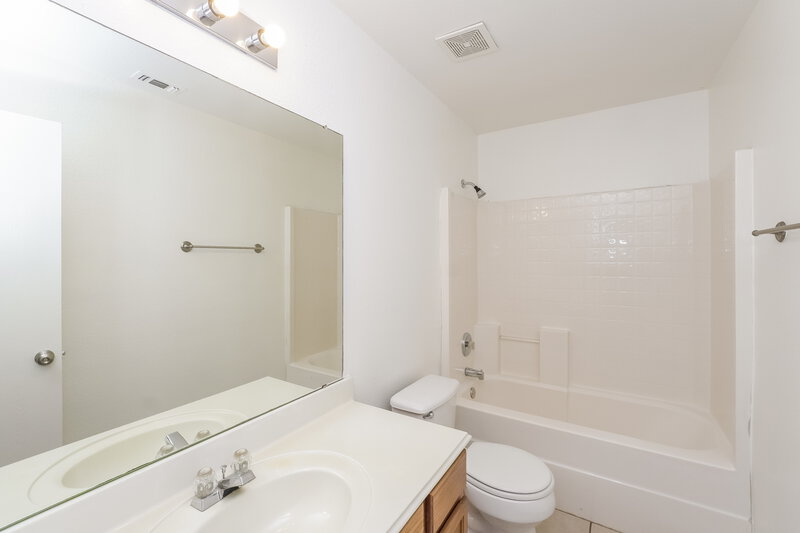 1,850/Mo, 9848 Parkmere Dr Fort Worth, TX 76108 Bathroom View
