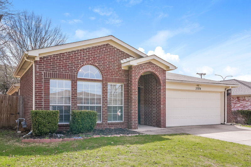 2,015/Mo, 3704 Chaddybrook Ln Fort Worth, TX 76137 Front View